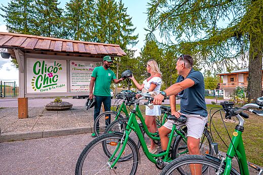 Alquiler de bicicletas y cascos en el camping CLICOCHIC Etang de la Mutche (57).