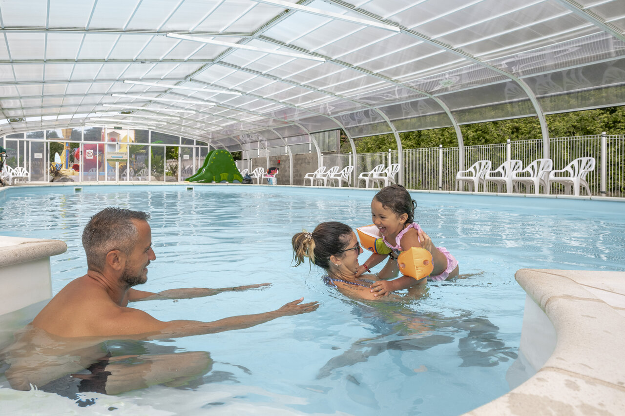 Piscina cubierta, tobog�n, familia en el camping CLICOCHIC Etoile de Mer en Asserac (44).