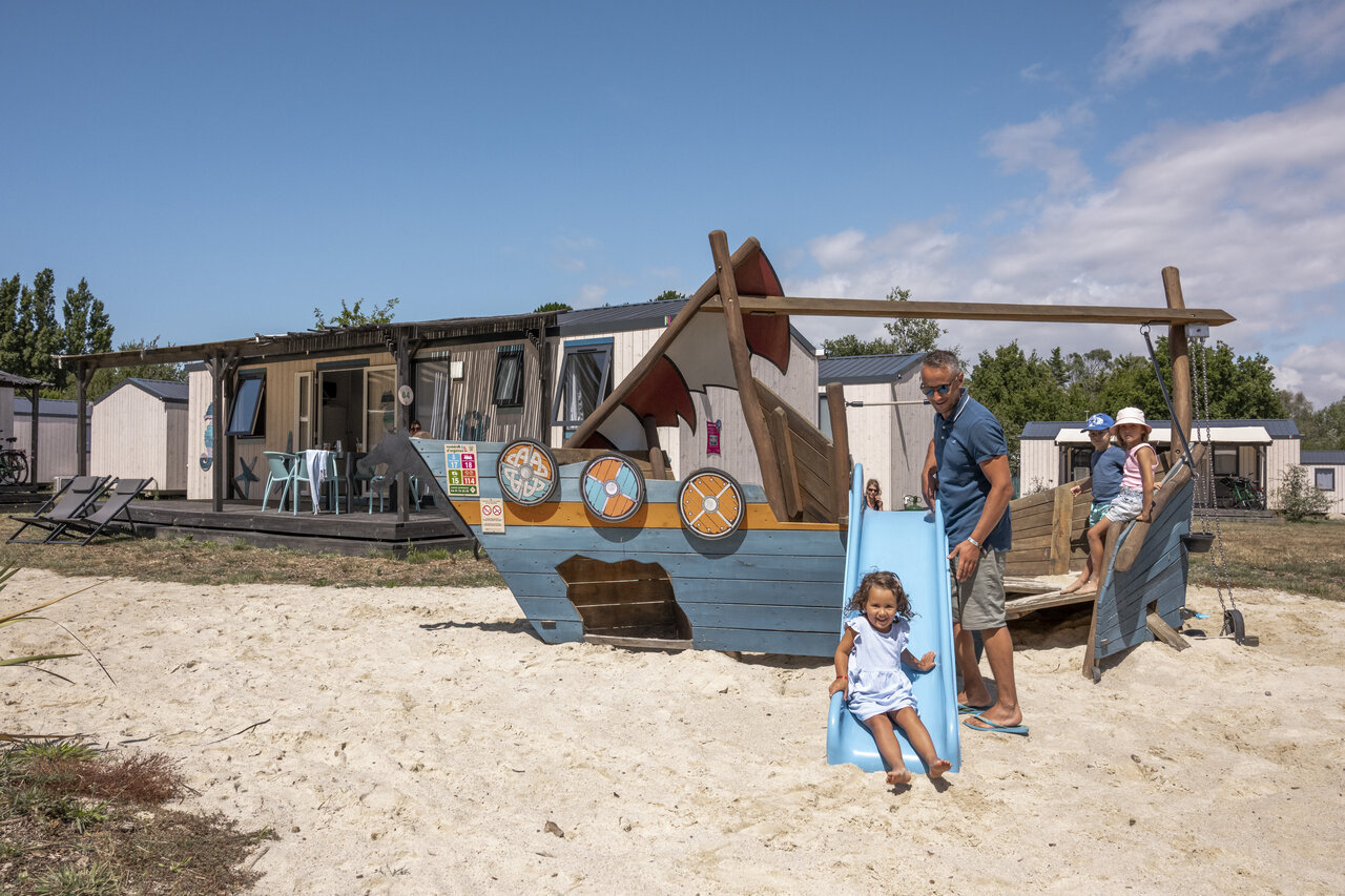 Tobog�n, juegos infantiles en camping CLICOCHIC Etoile de Mer en Asserac (44).