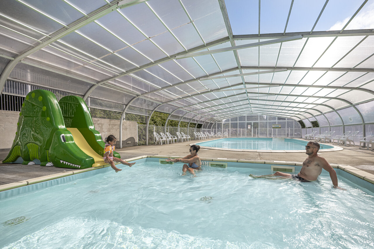 Piscina cubierta con tobog�n al camping CLICOCHIC Etoile de Mer en Asserac.