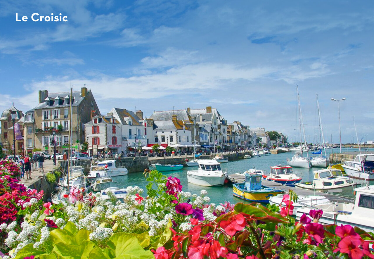 Pintoresco puerto y casas coloridas de Le Croisic, ciudad encantadora para visitar.