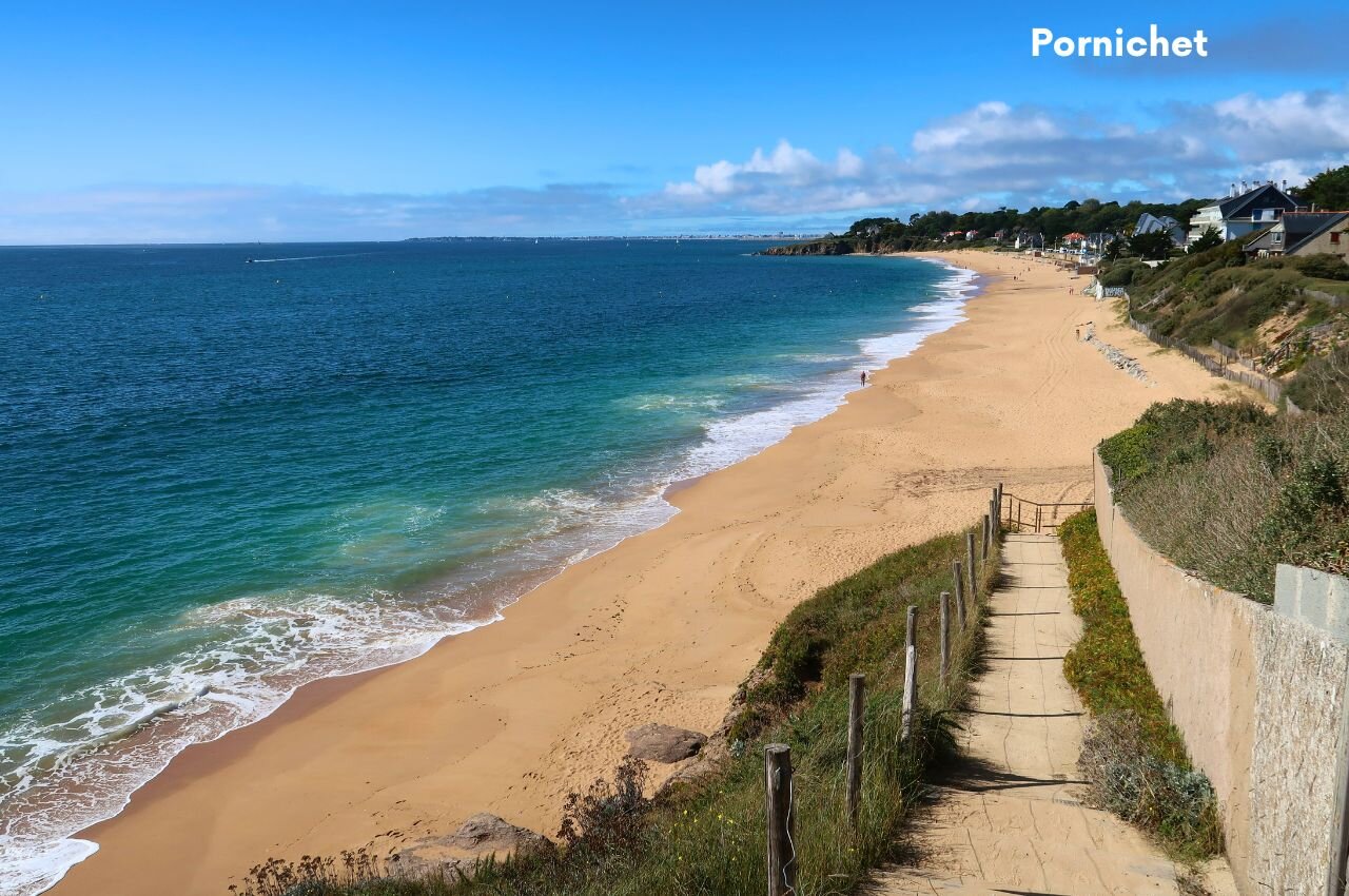 Playa de arena fina de Pornichet, ciudad costera para visitar cerca de Asserac.