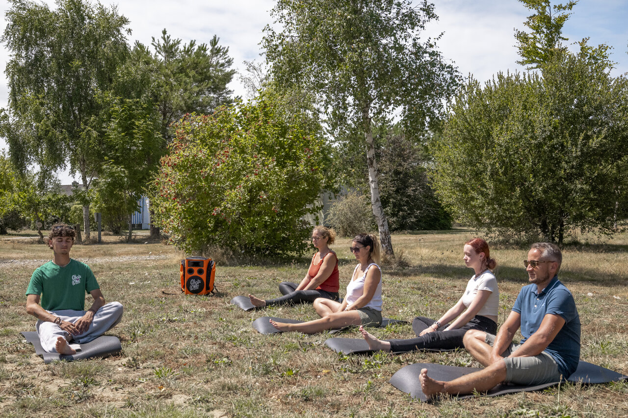Yoga y meditaci�n al aire libre en el camping CLICOCHIC Etoile de Mer en Asserac (44).
