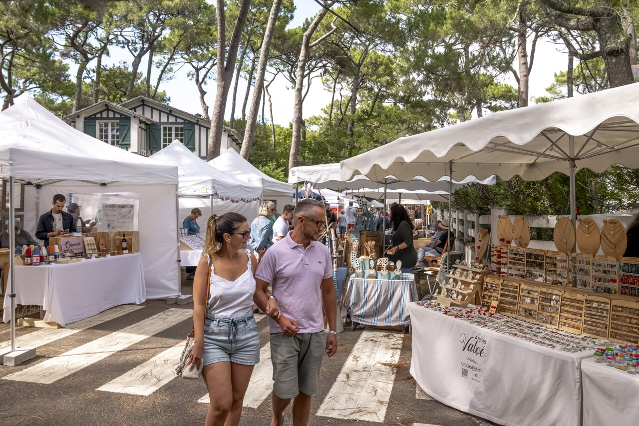 Mercado artesanal al aire libre en camping CLICOCHIC Etoile de Mer, Asserac.