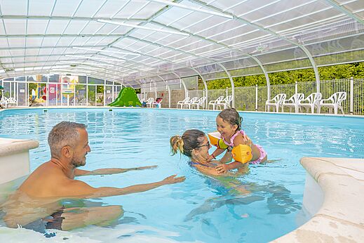 Piscina cubierta, tobogán en el camping CLICOCHIC Etoile de Mer en Asserac.