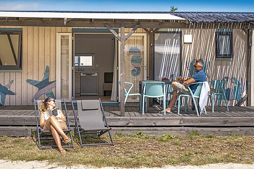 Casa móvil con terraza, pareja relajándose en CLICOCHIC Etoile de Mer Asserac.