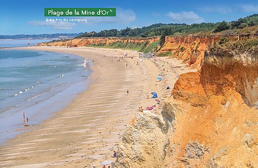 Playa de la Mine d'Or, acantilados ocres y baño en Pénestin, Bretaña.