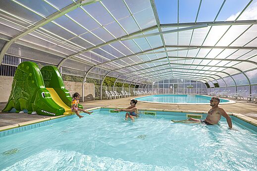 Piscina cubierta, tobogán cocodrilo y familia en el camping CLICOCHIC Etoile de Mer, Asserac.