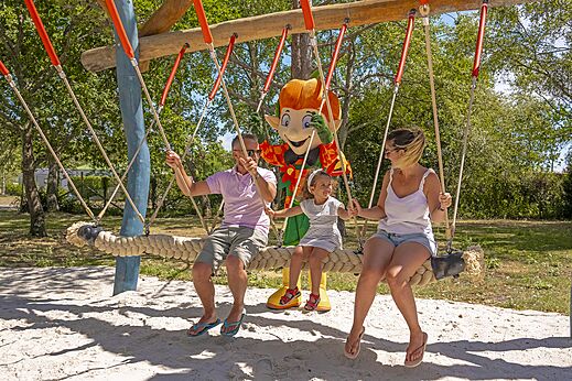 Columpio gigante y mascota con familia en el camping CLICOCHIC Etoile de Mer en Asserac (44).