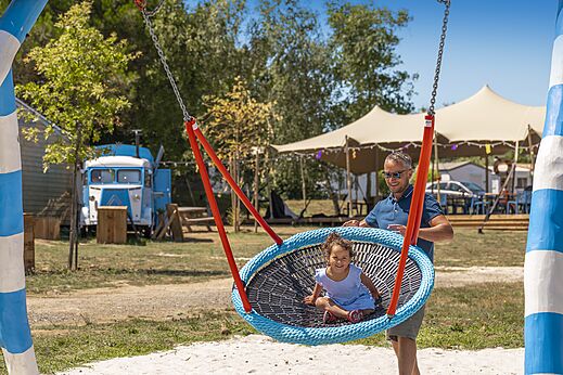 Columpio nido con niño y adulto en el camping CLICOCHIC Etoile de Mer en Asserac (44)