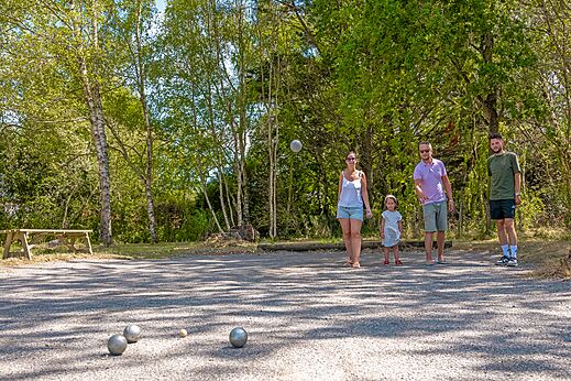 Familia jugando a la petanca en el camping CLICOCHIC Etoile de Mer en Asserac.