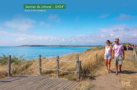 Sendero del Litoral GR34, pareja paseando por la costa, en el camping CLICOCHIC Etoile de Mer en Asserac (44).