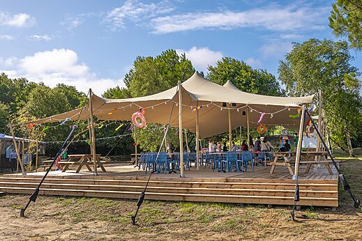 Restaurante exterior bajo carpa en el camping CLICOCHIC Etoile de Mer en Asserac (44).