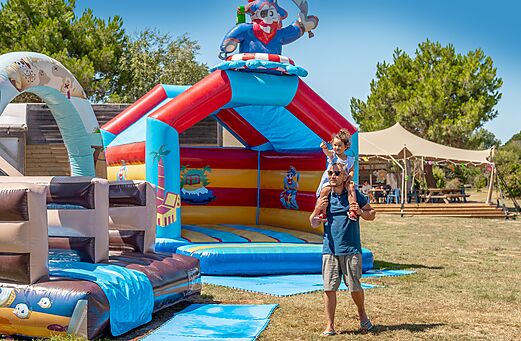 Juegos hinchables pirata para niños en el camping CLICOCHIC Etoile de Mer en Asserac (44).