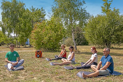Sesión de relajación o yoga al aire libre para campistas en el camping CLICOCHIC Etoile de Mer en Asserac (44).