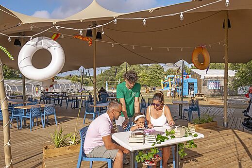 Terraza restaurante, familia, juegos en el camping CLICOCHIC Etoile de Mer en Asserac.
