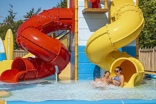 Toboganes acuáticos gigantes y piscina en el camping CLICOCHIC Etoile de Mer en Asserac (44).