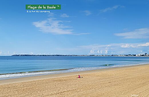 Amplia playa de arena fina en La Baule, un destino turístico cercano.