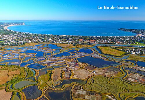 Vistas aéreas de las salinas y la costa de La Baule-Escoublac, Loira Atlántico.