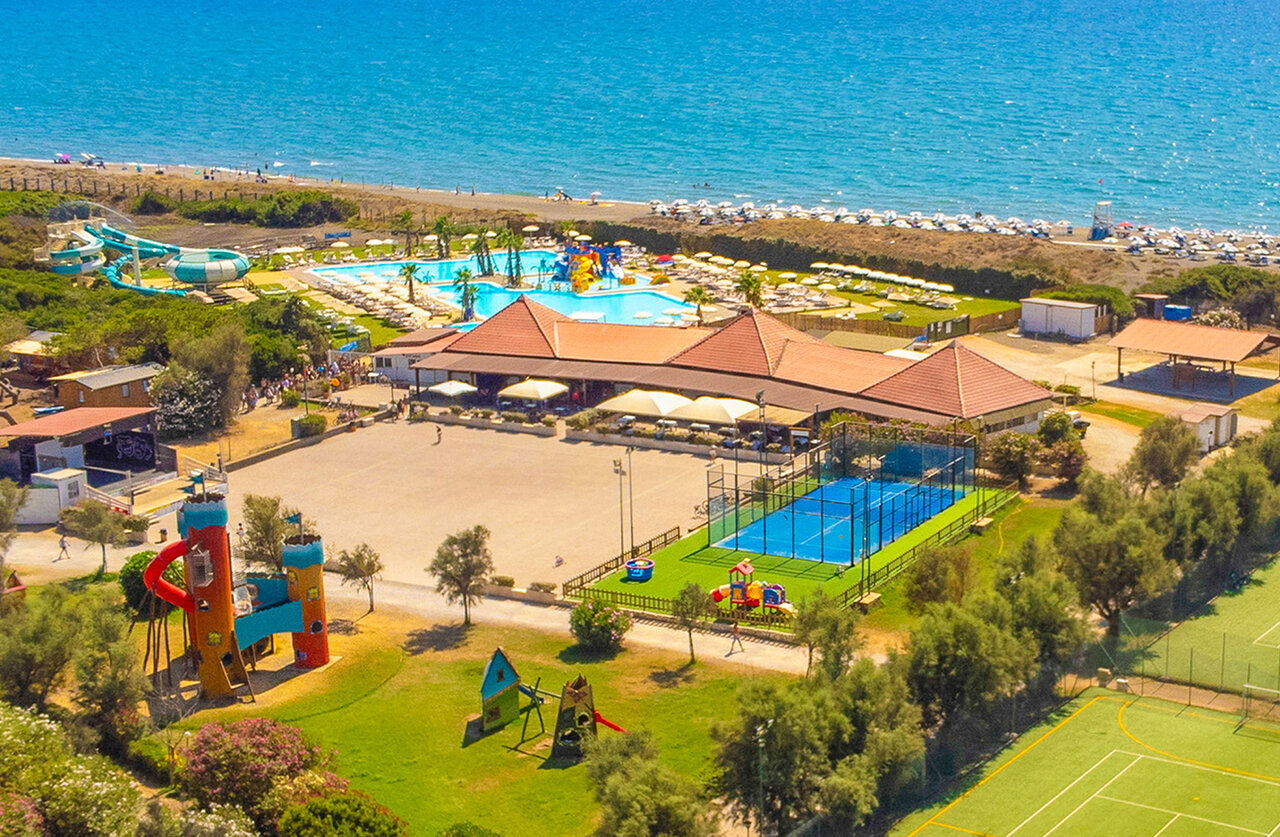 Complejo acu�tico con toboganes, playa y mar, vista a�rea en el camping CAPFUN Europing en Tarquinia (01).