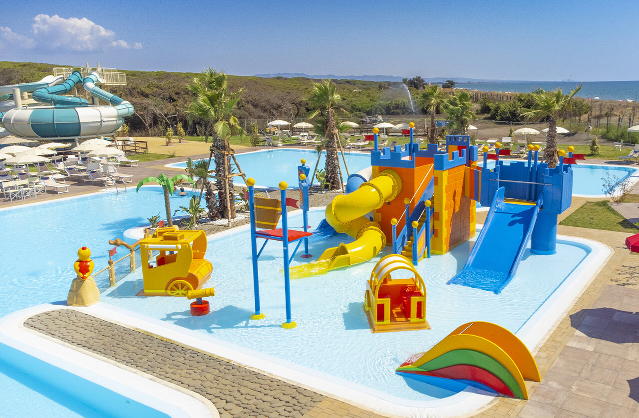 Piscina exterior con toboganes acu�ticos y juegos infantiles en el camping CAPFUN Europing en Tarquinia (01).