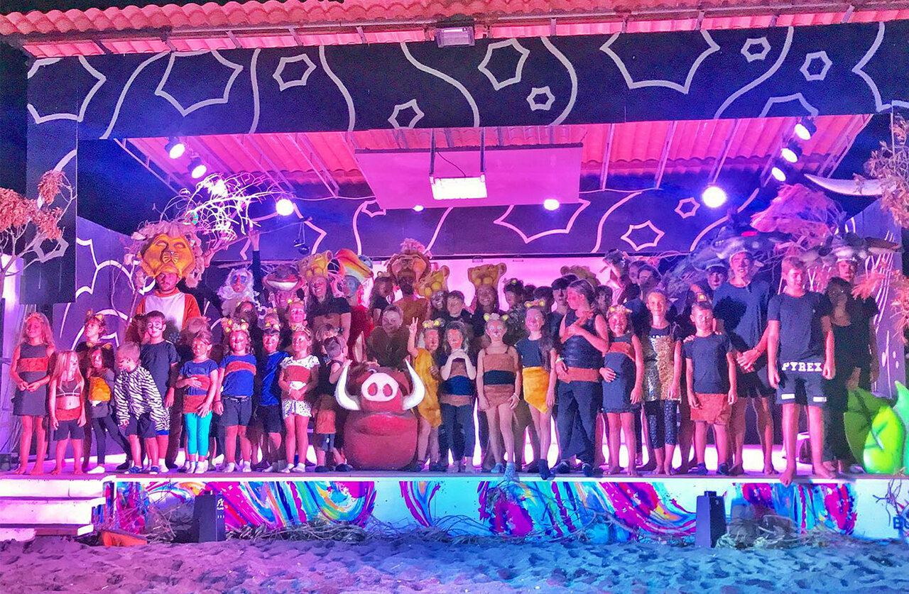 Espect�culo de animaci�n infantil con disfraces en el escenario del camping CAPFUN Europing en Tarquinia.