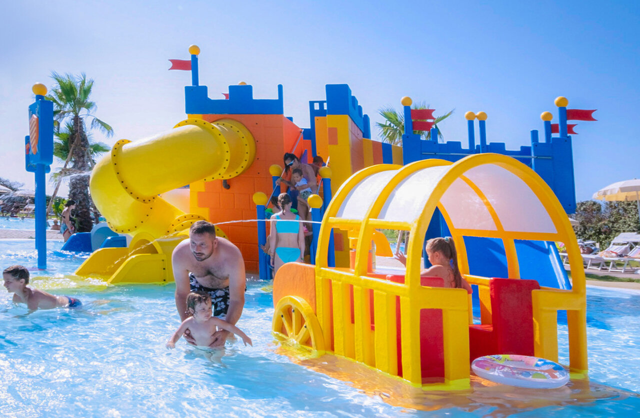 Juegos acu�ticos, tobog�n, castillo para ni�os en camping CAPFUN Europing Tarquinia (01).