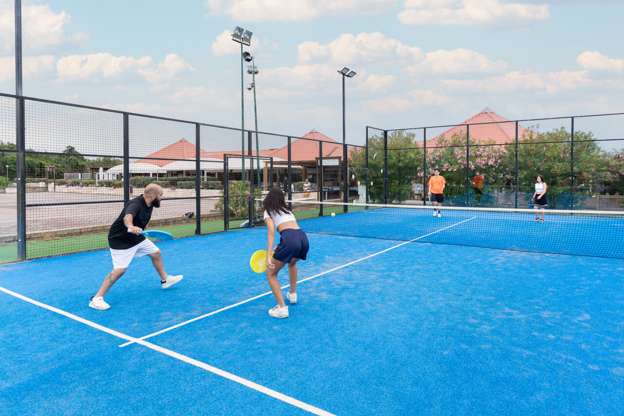 Cancha de p�del azul y jugadores en acci�n en el camping CAPFUN Europing en Tarquinia (01).