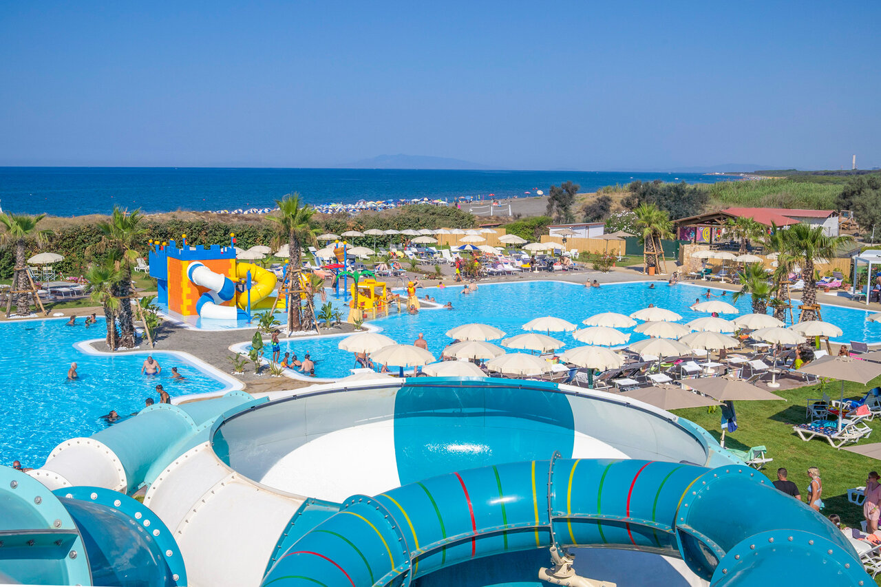 Piscina, toboganes, juegos acu�ticos, playa en el camping CAPFUN Europing en Tarquinia (01).