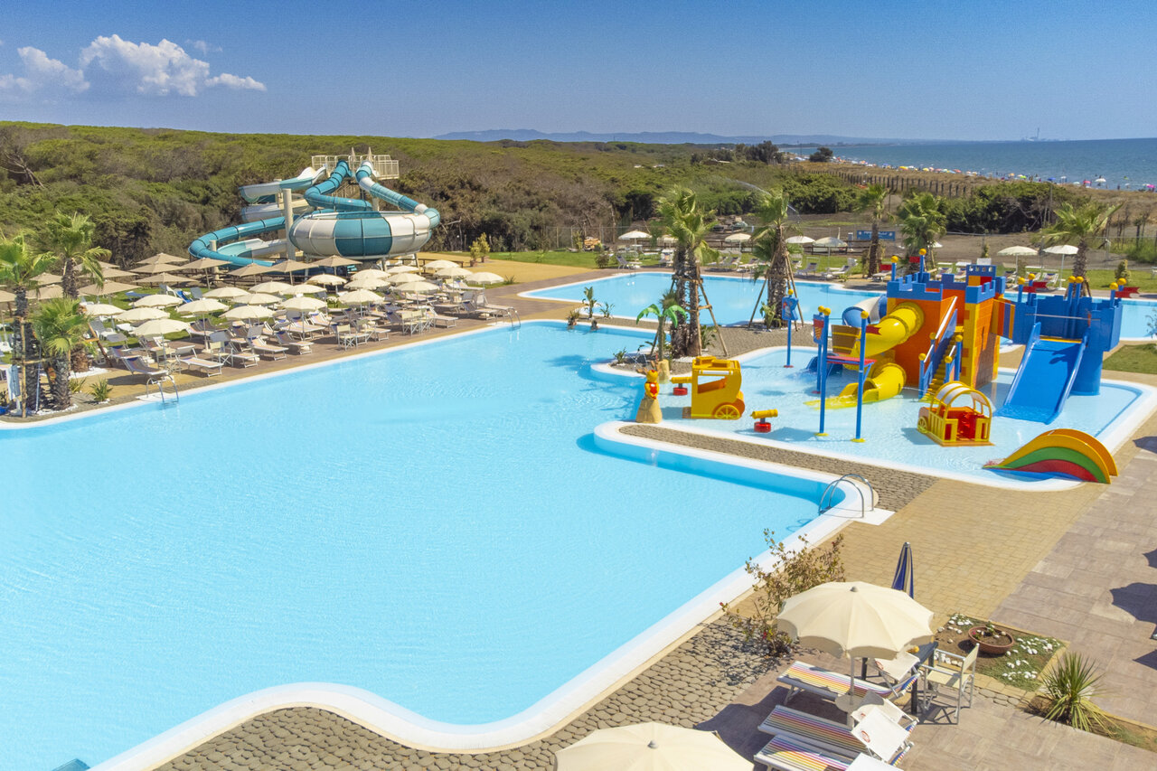 Tobog�n gigante, piscina exterior y juegos acu�ticos en el camping CAPFUN Europing en Tarquinia (01).