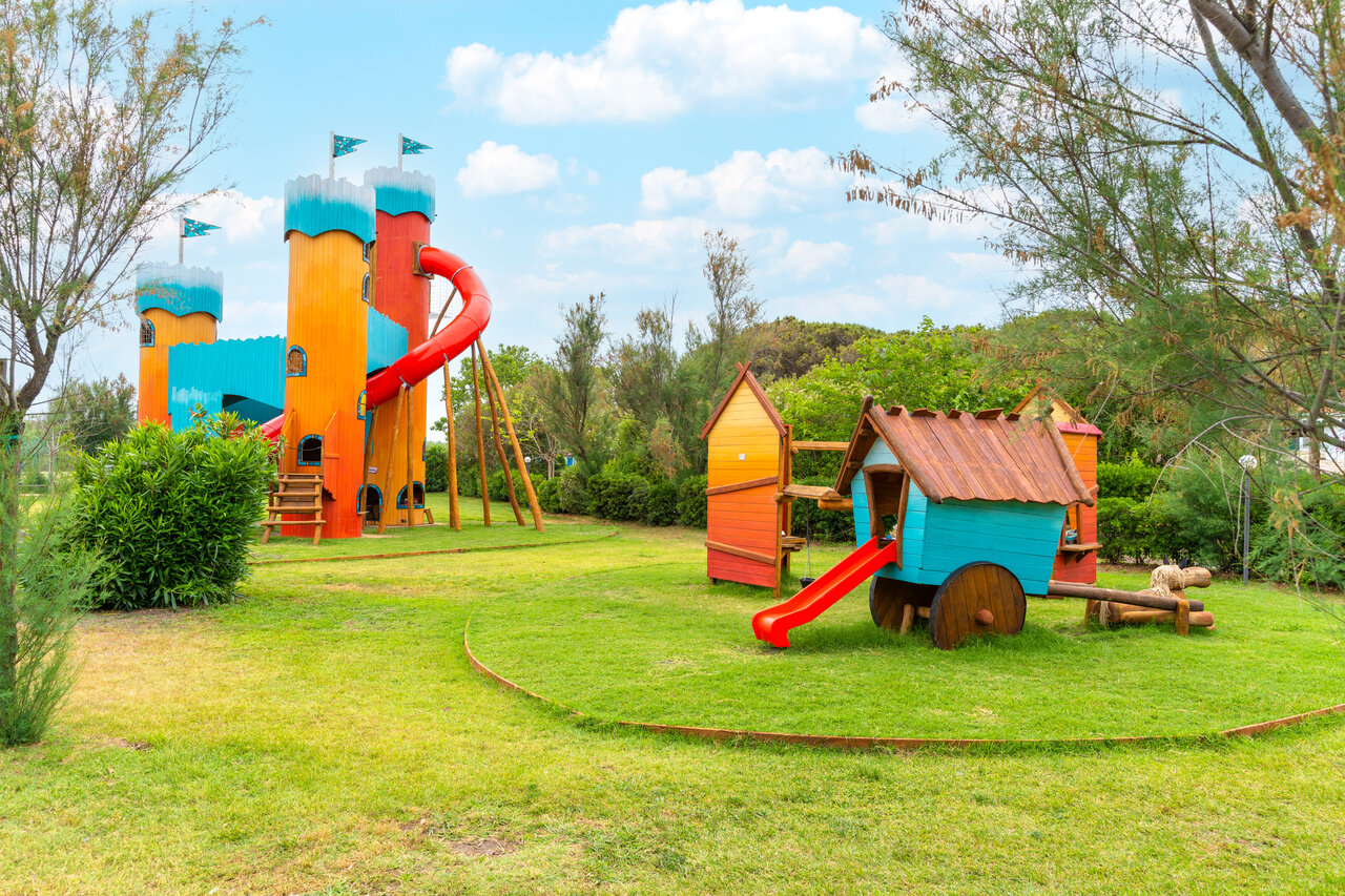 Zona de juegos castillo, tobog�n en el camping CAPFUN Europing en Tarquinia (01).