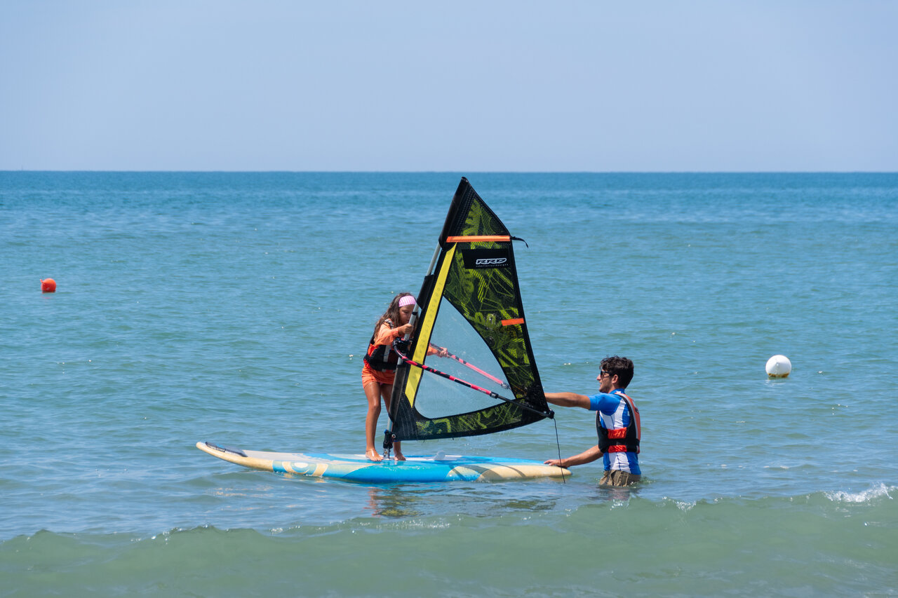 Clase de windsurf para ni�os en el mar en el camping CAPFUN Europing en Tarquinia (01).