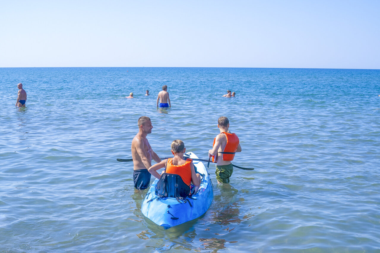 Kayaking y actividades n�uticas en familia en la playa del camping CAPFUN Europing en Tarquinia (01).