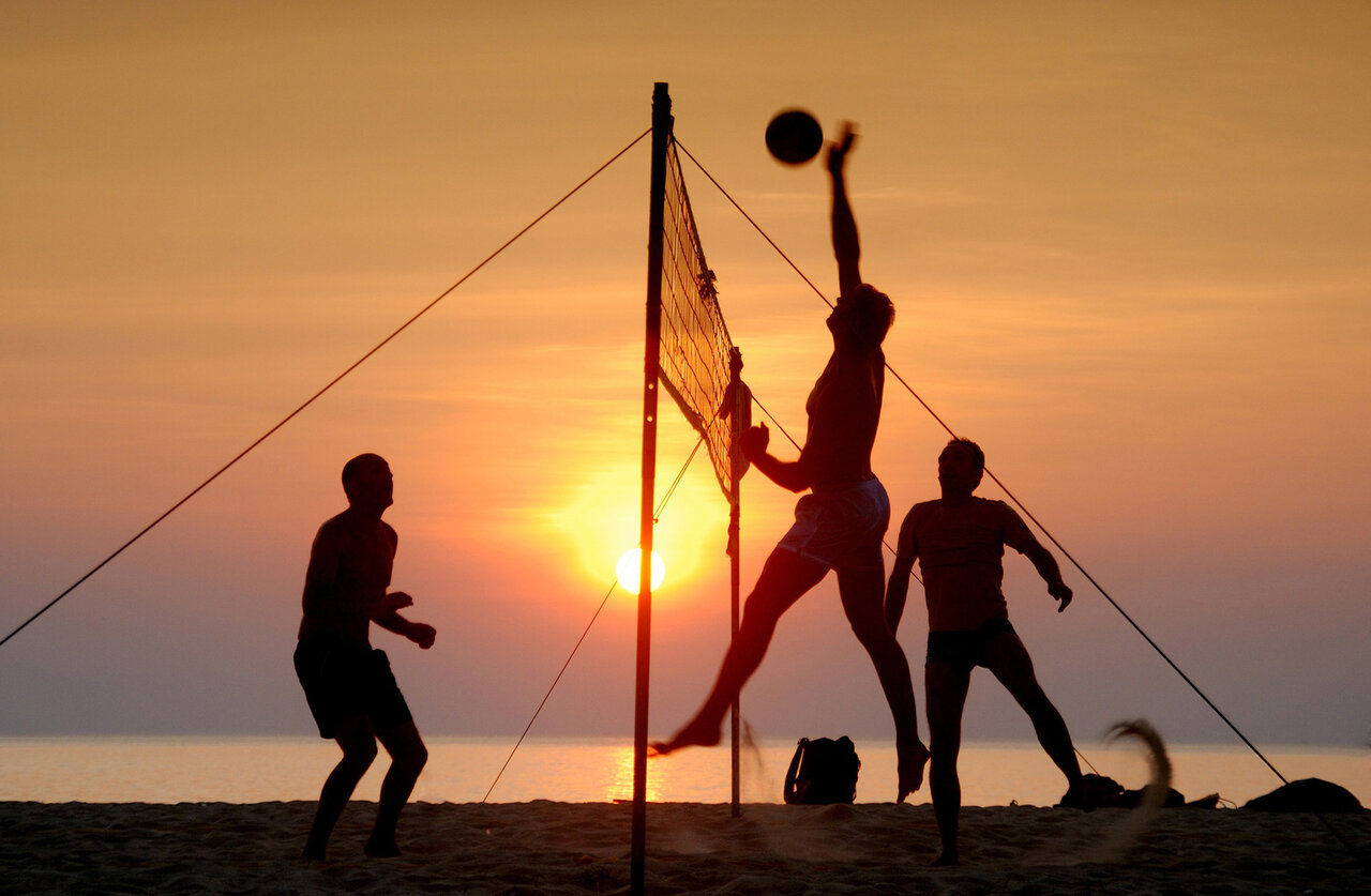 Jugadores de voleibol de playa al atardecer en la playa del camping CAPFUN Europing en Tarquinia (01).