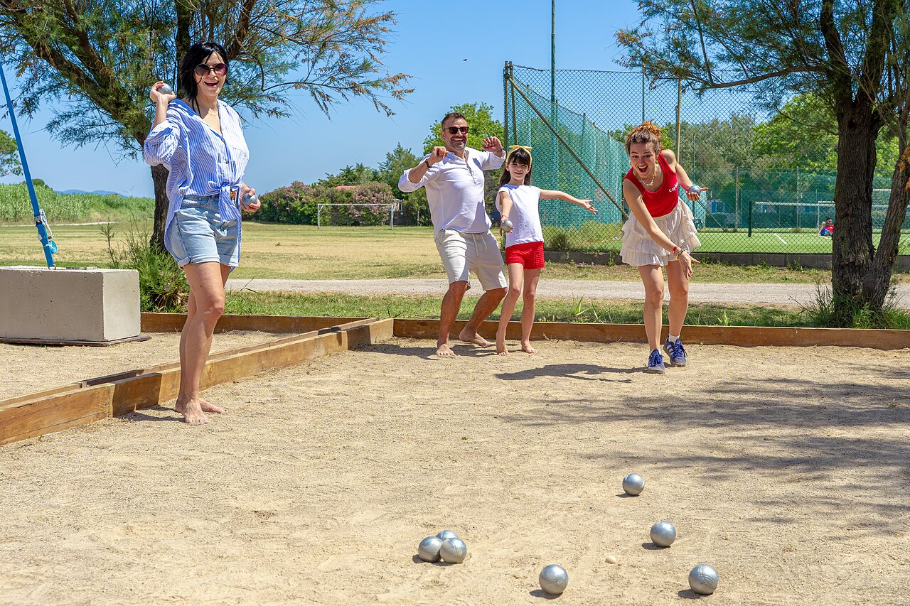 Campo de petanca con familia jugando al camping CAPFUN Europing en Tarquinia (01).