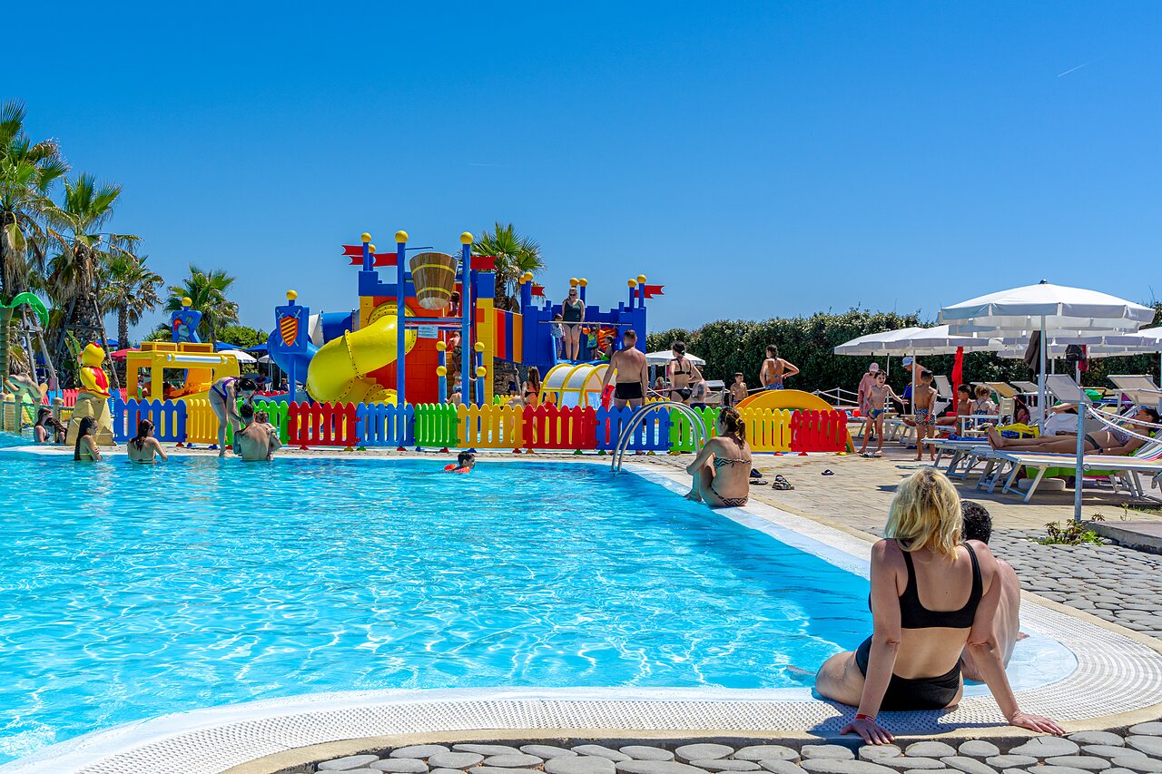 Piscina exterior con toboganes y juegos acu�ticos en el camping CAPFUN Europing en Tarquinia (01).