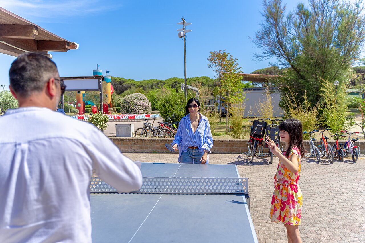 Familia jugando al ping-pong en el camping CAPFUN Europing en Tarquinia (01).
