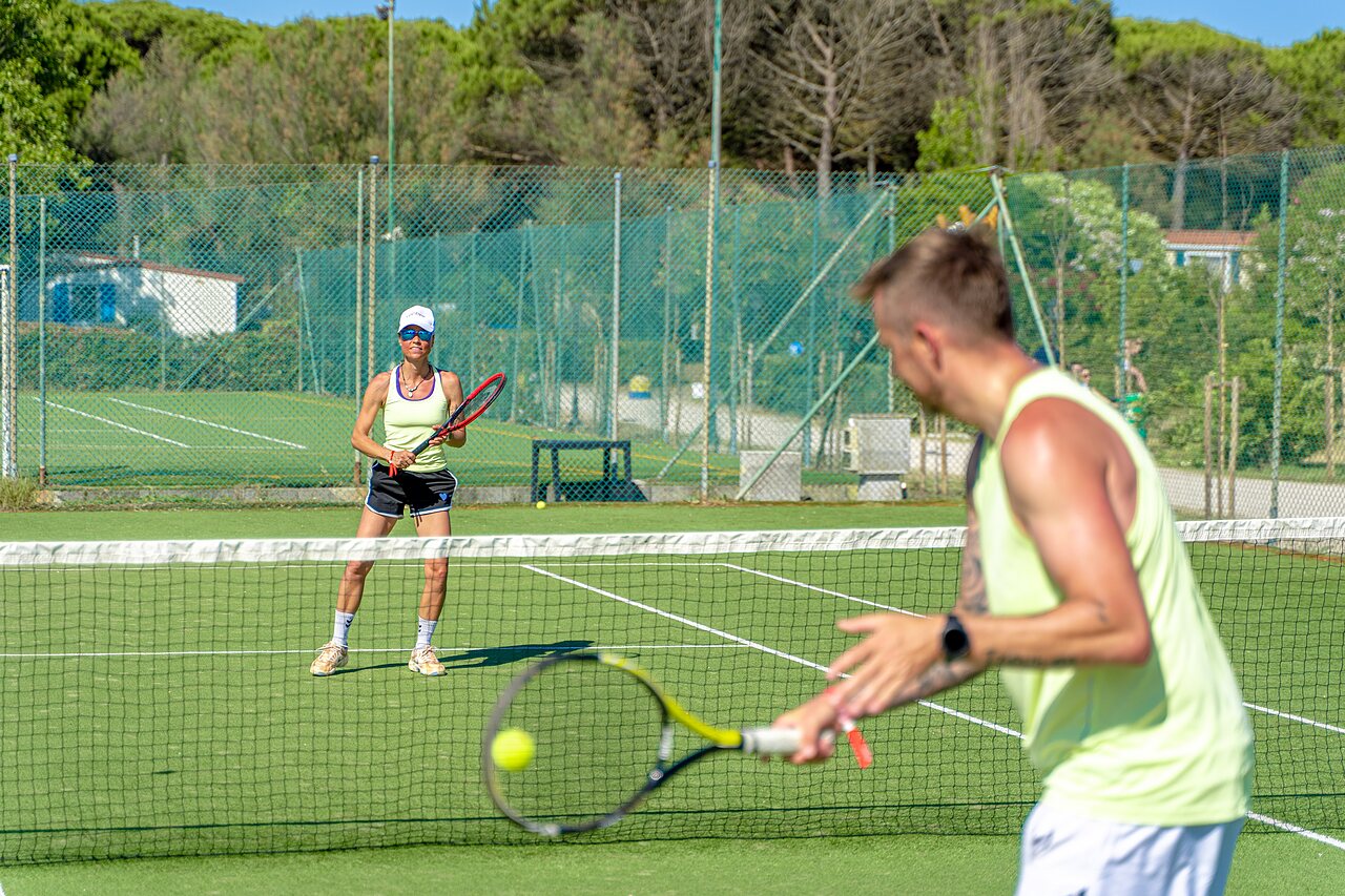 Cancha de tenis con dos personas jugando en el camping CAPFUN Europing en Tarquinia (01).