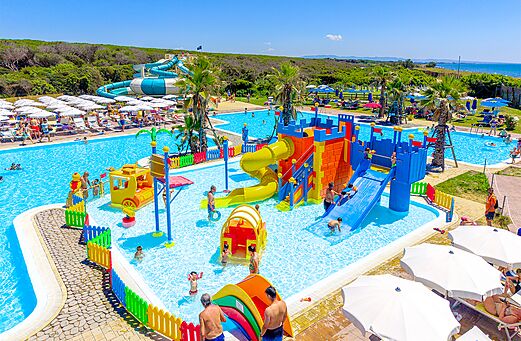 Piscina, juegos acu�ticos y toboganes en camping CAPFUN Europing en Tarquinia (01).