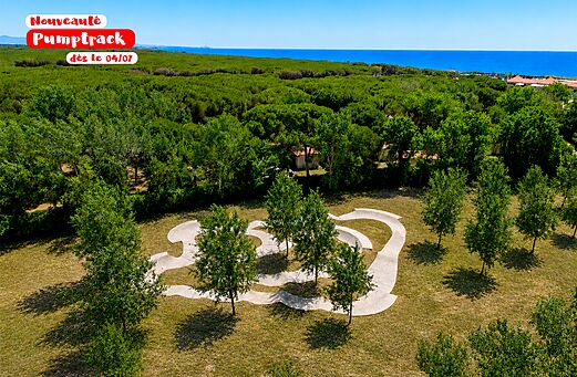 Nuevo pumptrack de hormigón, vista aérea, en el camping CAPFUN Europing en Tarquinia (01).