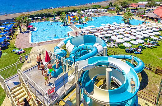 Toboganes acuáticos gigantes y piscinas exteriores en el camping CAPFUN Europing en Tarquinia (01).