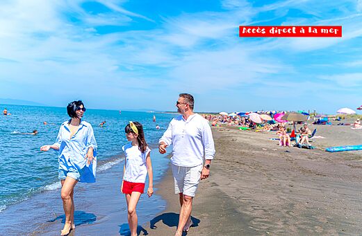 Playa de arena, familia en el camping CAPFUN Europing en Tarquinia (01).