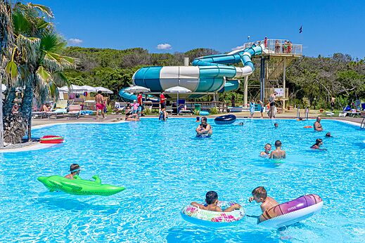 Piscina exterior con tobogán acuático gigante en el camping CAPFUN Europing en Tarquinia (01).