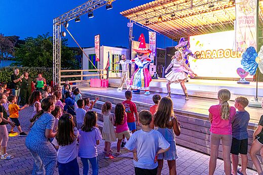 Espectáculo de animación infantil en el escenario del camping CAPFUN Europing en Tarquinia (01).