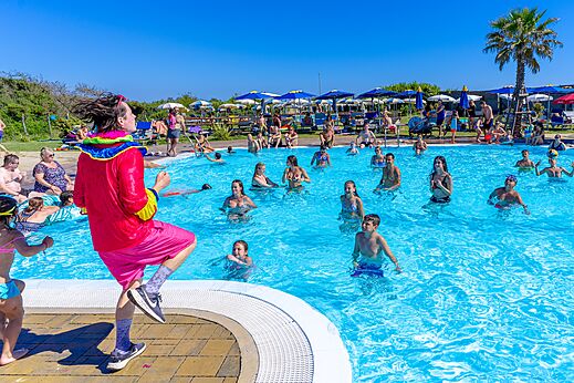Animación y actividades acuáticas en la piscina del camping CAPFUN Europing en Tarquinia (01).