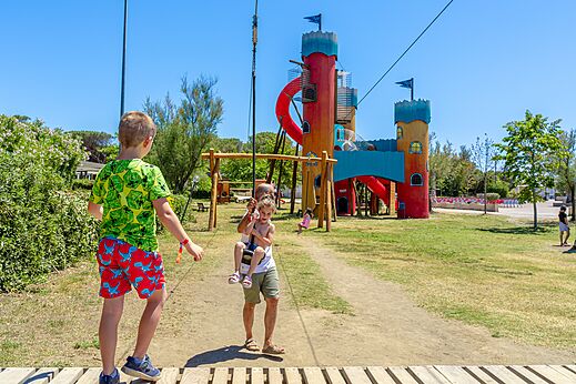 Tirolina y zona de juegos castillo con toboganes en CAPFUN Europing en Tarquinia.