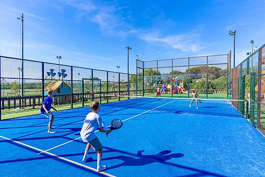 Pista de pádel azul con niños jugando en el camping CAPFUN Europing en Tarquinia.
