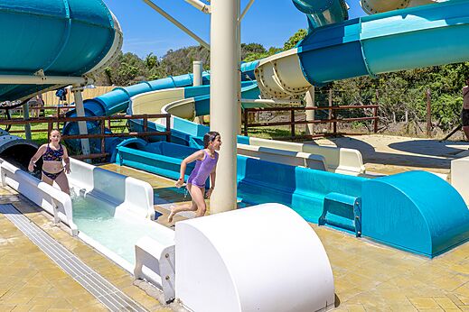 Toboganes acuáticos y piscina exterior en el camping CAPFUN Europing en Tarquinia (01).