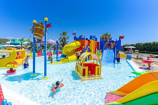 Zona de juegos acu�ticos colorida con toboganes para ni�os en el camping CAPFUN Europing en Tarquinia (01).