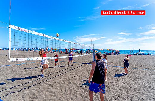 Partido de voleibol de playa en la arena al camping CAPFUN Europing en Tarquinia (01).